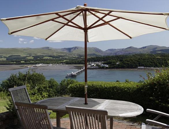 Coed Y Berclas Cottage, Private Orchard With Stunning Views Holiday home Llandegfan